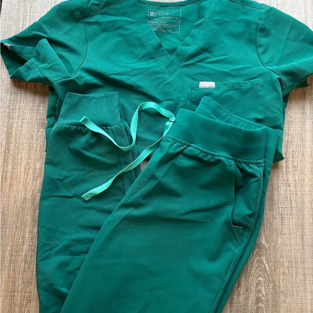 FIGS green Medical Scrub Top and bottom